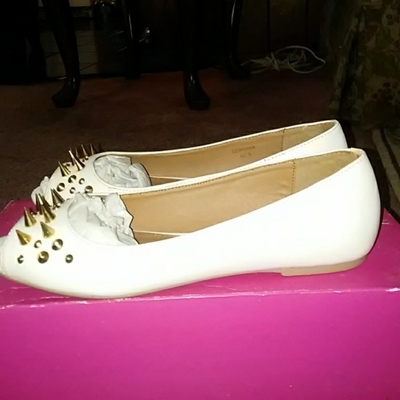 Shoes - Picture 2 of 4